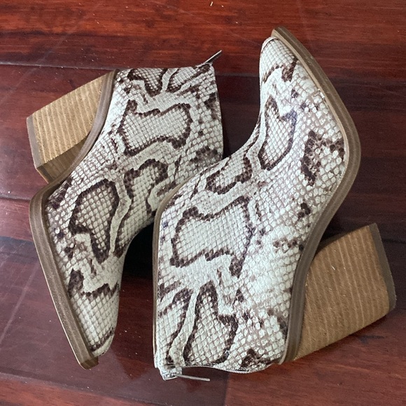 Vince Camuto Snakeskin booties Size 6.5 / 7 - Picture 6 of 9